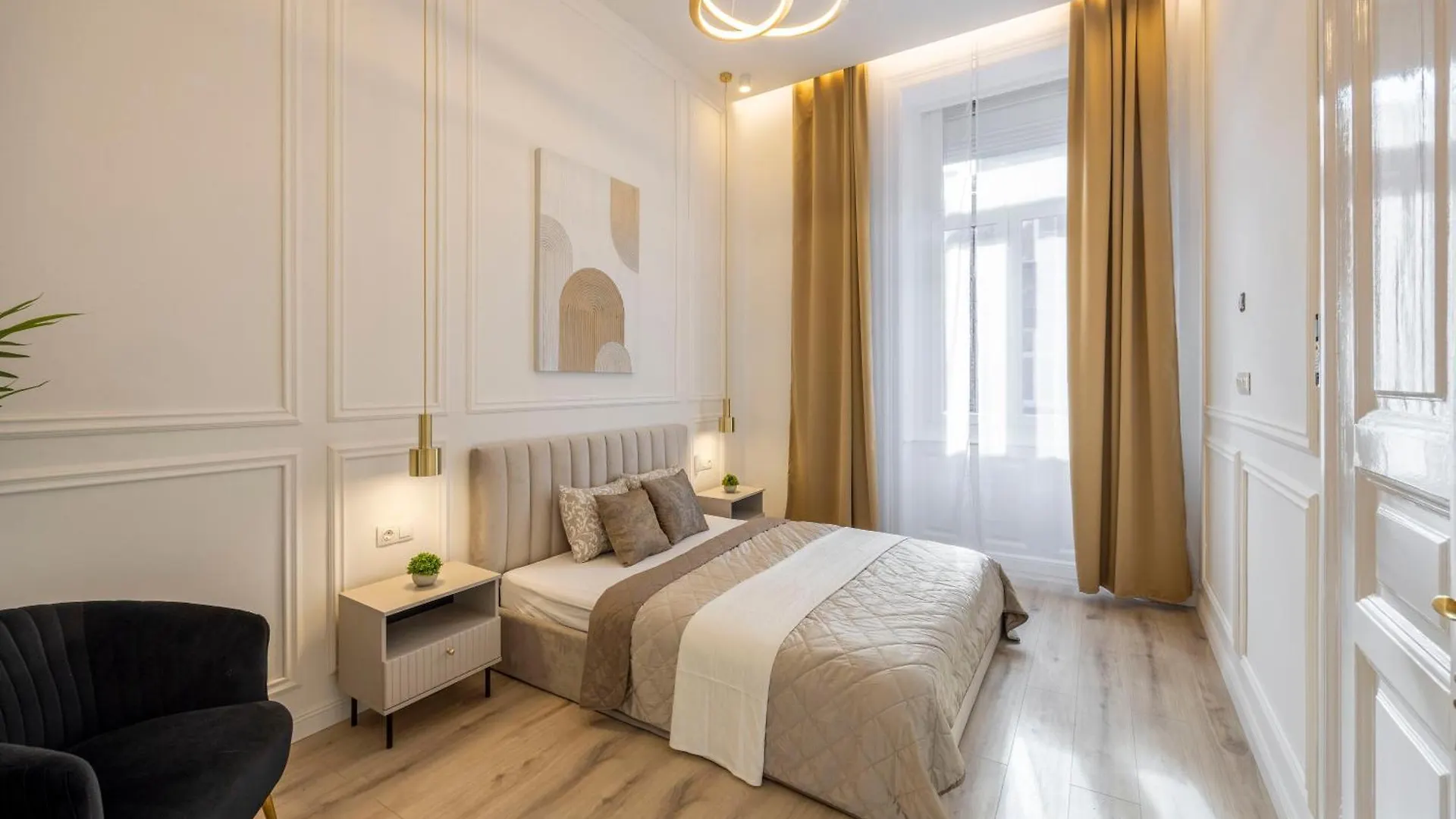 Exclusive & Prestigious Central Residence W/ Balcony Budapest