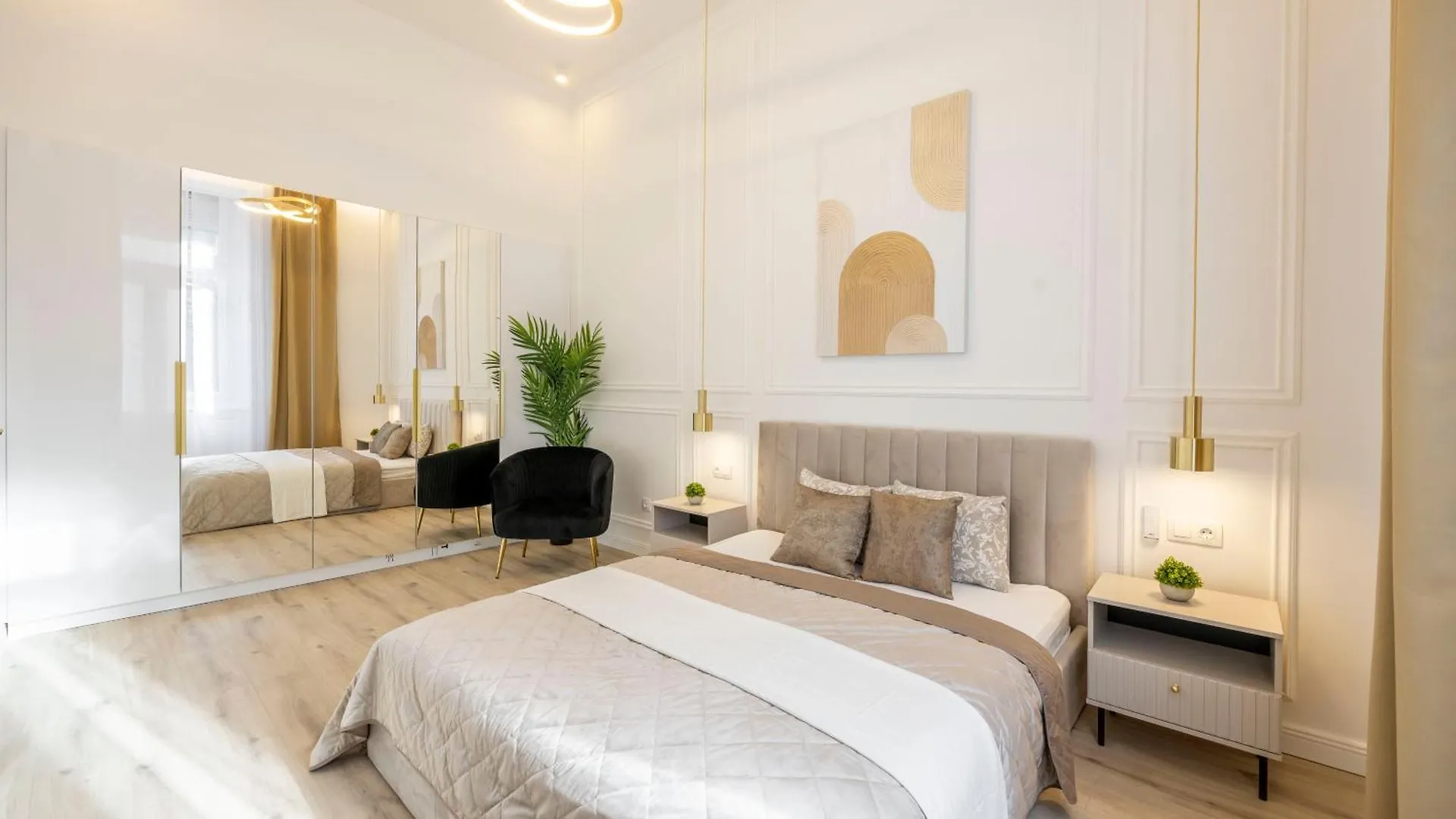 Exclusive & Prestigious Central Residence W/ Balcony Budapest