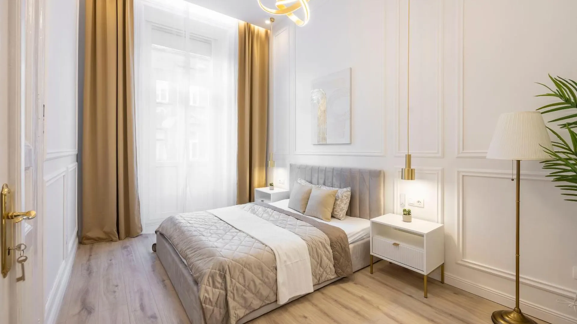 Exclusive & Prestigious Central Residence W/ Balcony Budapest Apartment
