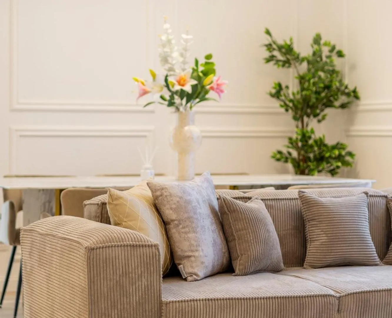 Exclusive & Prestigious Central Residence W/ Balcony Budapest Apartment